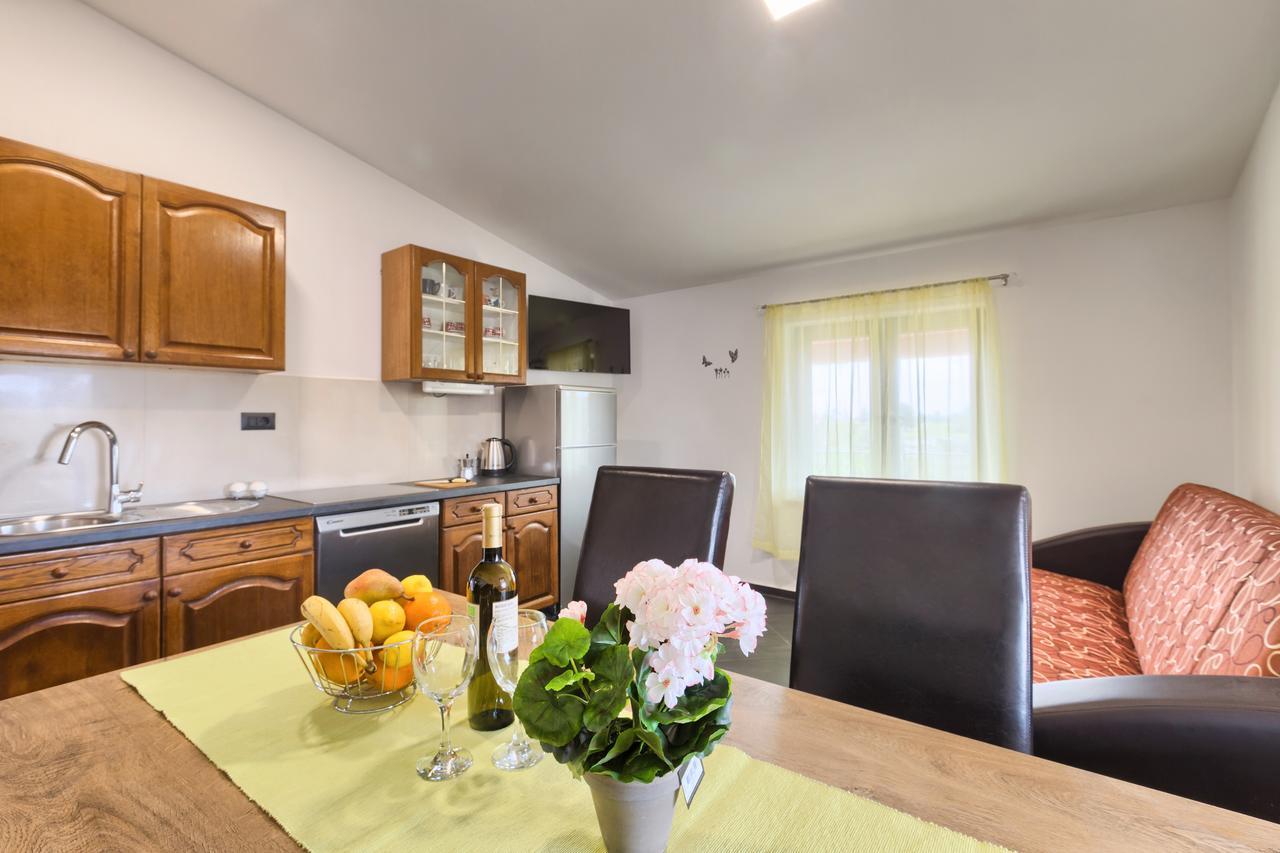 Apartments Ines พูลา ภายนอก รูปภาพ