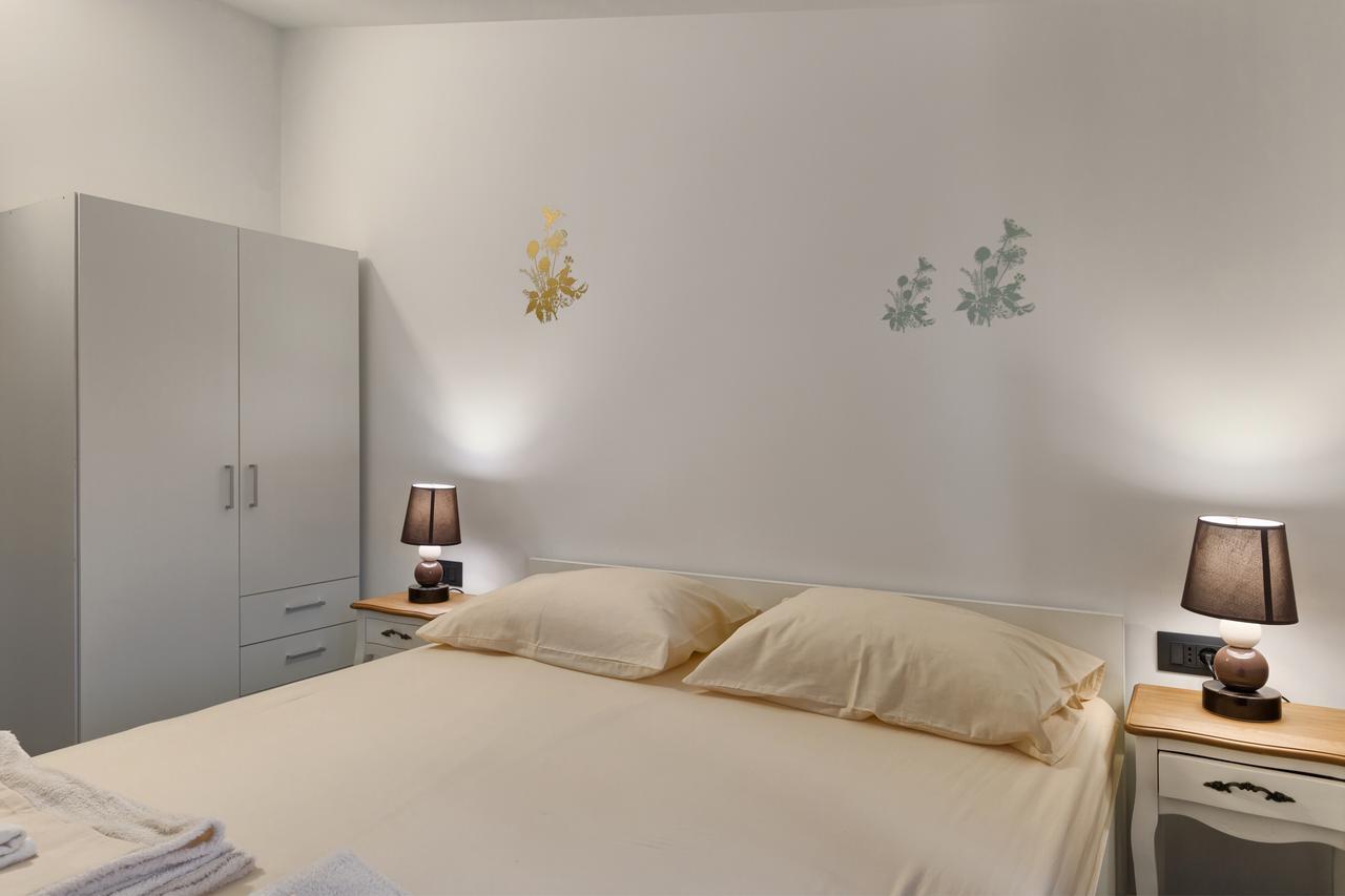 Apartments Ines พูลา ภายนอก รูปภาพ