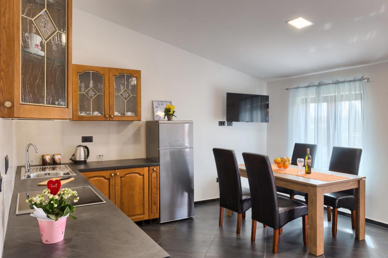 Apartments Ines พูลา ภายนอก รูปภาพ